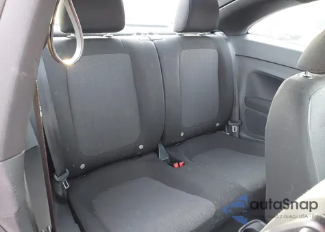 2014 Volkswagen Beetle 1.8T Entry z USA, uszkodzony, nr VIN 3VWF17AT8EM640791